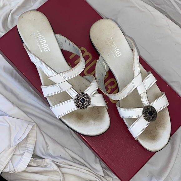 Munro American White Chloe Sandals size 8